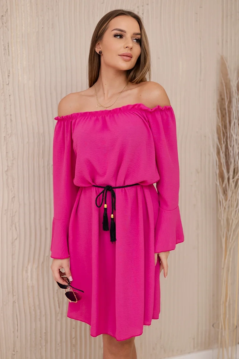 Fuchsia dress tied at the waist with a string